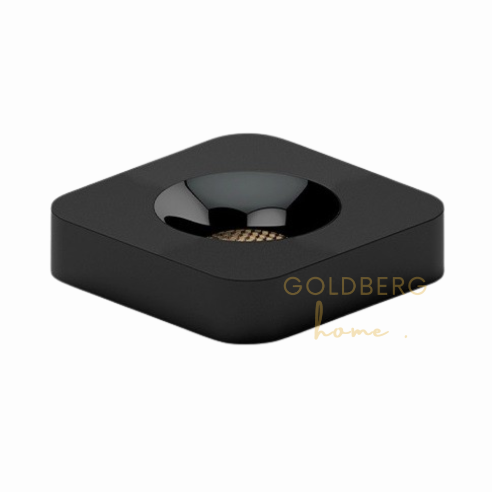 Close-up and technical details of the Chester 9W slim spotlight in Black.